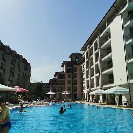 Pool Amadeus Lux شقة *